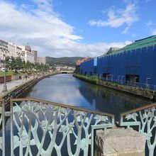 ブルーシートの倉庫群