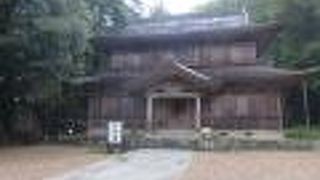 目立たない位置に建って・・・