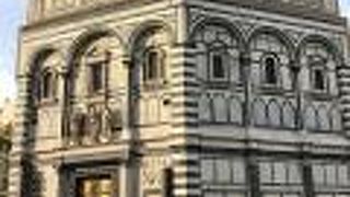 美しく重厚な扉が素敵な八角形の建物