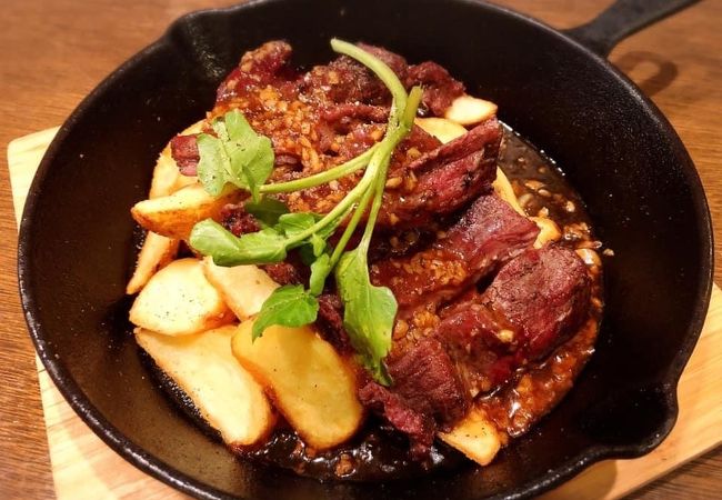 オリジナルクラフトビールと料理を楽しむ