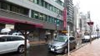 中央通りと並行しています