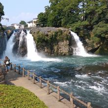 マイナスイオンたっぷりの滝