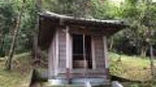 拝殿には豆電球が灯っている