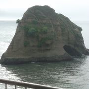 海岸に立つ岩の島