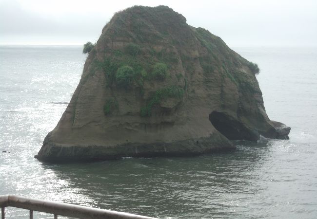 海岸に立つ岩の島