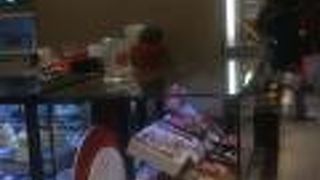 「堂島ロール」で有名なお店です