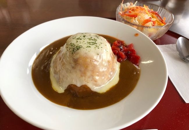 本館には喫茶とお食事処が入っている