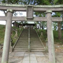 鳥居をくぐります