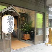 甲子温泉の一軒宿は以前はかなり年季の入った旅館でしたが、２００９年に国道２８９号の開通を期にリニューアルし、 深い茶色の木造で秘湯感を残しつつ素敵な旅館になりました。