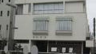 寺院というより会社のような外観