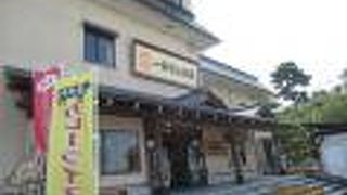 駐車場のソバでそばを食べる