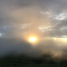 折角なので早起きをして朝日を見たら、霧の中の朝日だけだった。