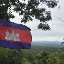 山のでっぺんに近づいたら、カンボジア国旗が立ってある