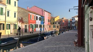 想像を超えた色鮮やかさ！！…お伽話から飛び出して来たような家が並ぶ