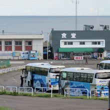 食堂の左の青いプレハブが券売所