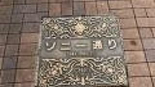 いろいろなお店が並ぶ通り