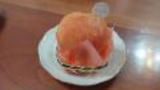 シーズン最後に丸ごと桃のケーキをいただいた！