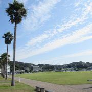 下田湾沿いに造られた開放的な公園です