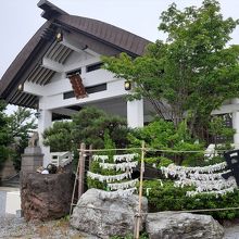 田名部神社本殿。境内には…、