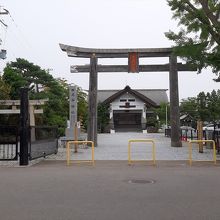 田名部神社の鳥居からまっすぐに伸びる道沿いは…、