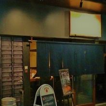 大きなビルの地下です