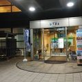 海沿いにある温泉旅館。駅からも徒歩圏内。