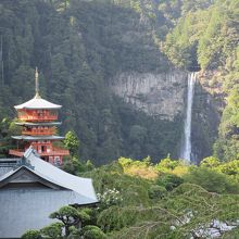 滝と三重塔のツーショットが「雅」な景観です