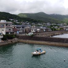 記念館から見た静かな漁村、羽島