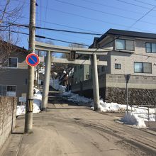 鳥居から境内までは少し距離があります
