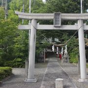 温泉神社の前の道は旧会津街道で、古い建物があります