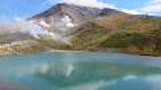 旭岳の姿がキレイに映る池