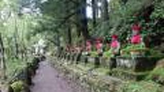 大谷川に並ぶお地蔵様は必見