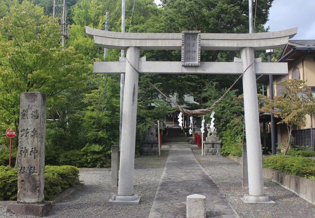 温泉神社の前の道は旧会津街道で、古い建物があります