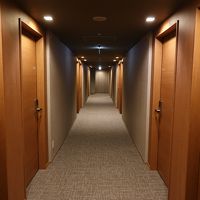 全体的に木目調でおしゃれな作りです