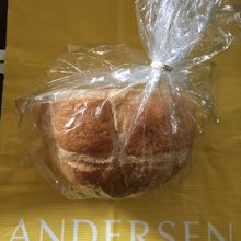 朝食に色々なものを挟んでいただきます