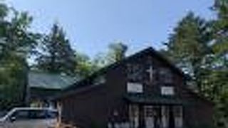 テニスコートの近くにあります