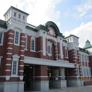 見た目が東京駅チックな駅舎。　話題の渋沢栄一の出身地という事で来年以降、注目されるかも?!