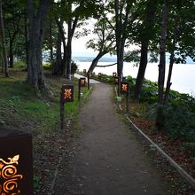 湖畔の遊歩道