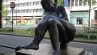 御堂筋沿いに彫刻が並んでいます。