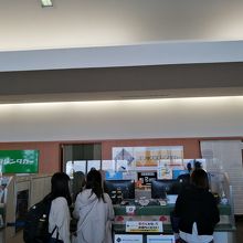 ターミナル内に並んだ各社窓口