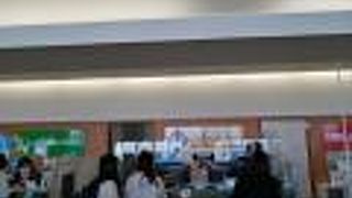 空港ターミナルビル横にレンタカーオフィスがまとまった施設が