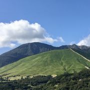 草原の山肌