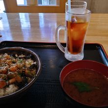 ユッケ海鮮丼８００円。