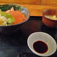 親子海鮮丼１８００円。