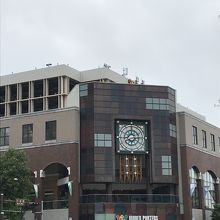 大きな時計があるエントランス