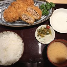 定食とは別皿でキャベツの千切りがつきます