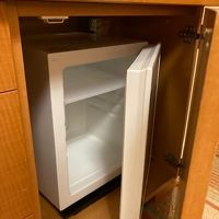 冷蔵庫は空。お水のペットボトル無し。