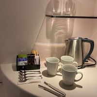 ポット、インスタントコーヒー、お茶など。