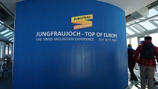 ユングフラウヨッホ駅は3,571mにある駅で列車で到着することができます。