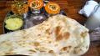 大きな焼きたてのナンとインドカレー